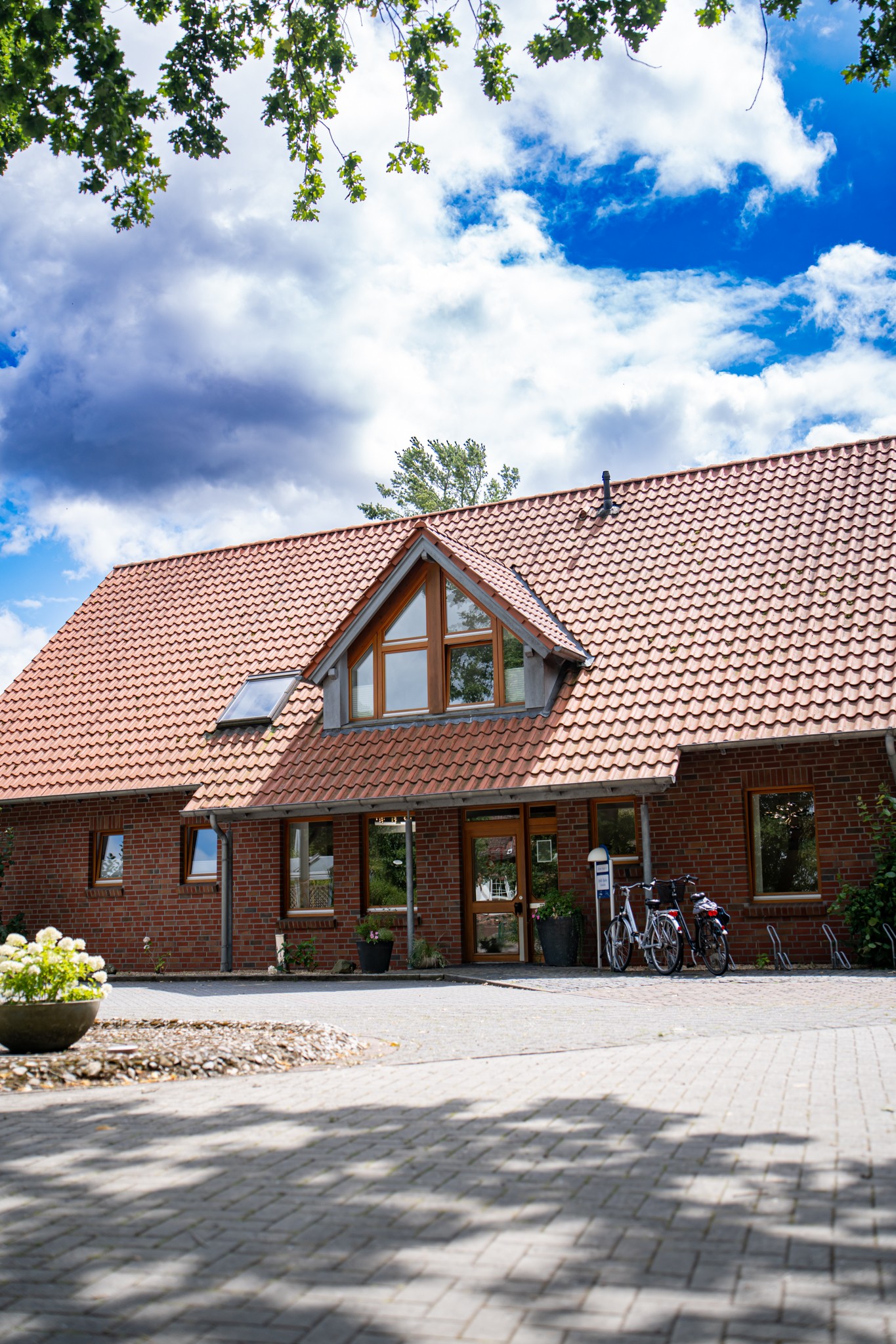 Empfangstresen der Zahnarztpraxis Marker