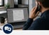Ein Mann telefoniert am Schreibtisch vor einem Laptop mit geöffnetem Online-Formular und Sprechblasen-Icon im Vordergrund - Software für Alarmierung - Notfall- und Krisenmanager (NKM®).