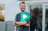 Mitarbeiter stellt seinen Arbeitgeber in einem Recruiting-Video vor