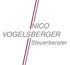 Logo Nico Vogelsberger Steuerberater, graue Schrift auf dunklem Hintergrund mit roten und grauen Linien.