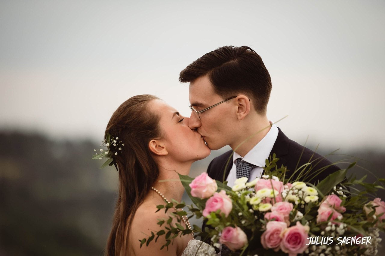 hochzeit-paechen-kuss