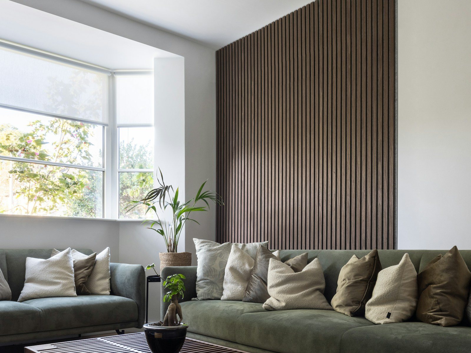 Wohnzimmer mit Holzlamellenwand