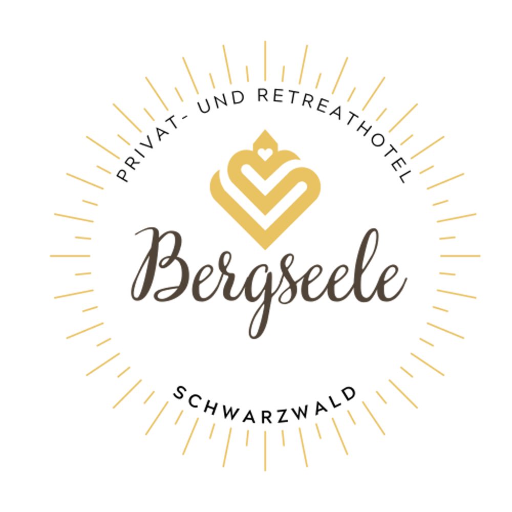 Logo "Bergseele" mit stilisiertem Herzsymbol, umgeben von Sonnenstrahlen und den Texten "PRIVAT- UND RETREATHOTEL" und "SCHWARZWALD".