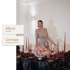 Marie Alsleben von German Wedding Academy steht lächelnd an einem festlich gedeckten Tisch.