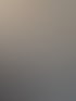 Zwei lächelnde Männer (t.onSki und Kay Engbert) sitzen nebeneinander auf einem Sofa vor einer Wandgrafik, die ein Fahrrad zeigt.