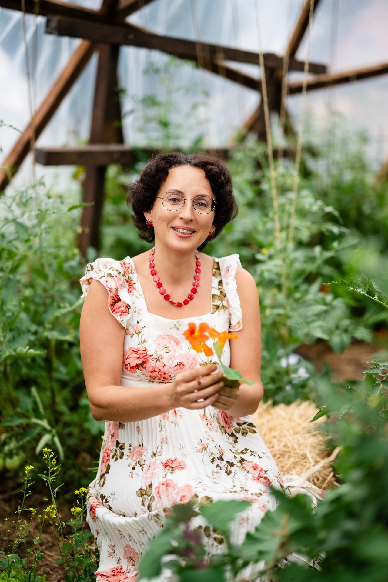 Nadia Krol im Geodom mit einer Blüte in der Hand