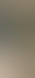Moderner Behandlungsstuhl in einer Zahnarztpraxis mit OP-Leuchte, Rollhocker und medizinischen Geräten.