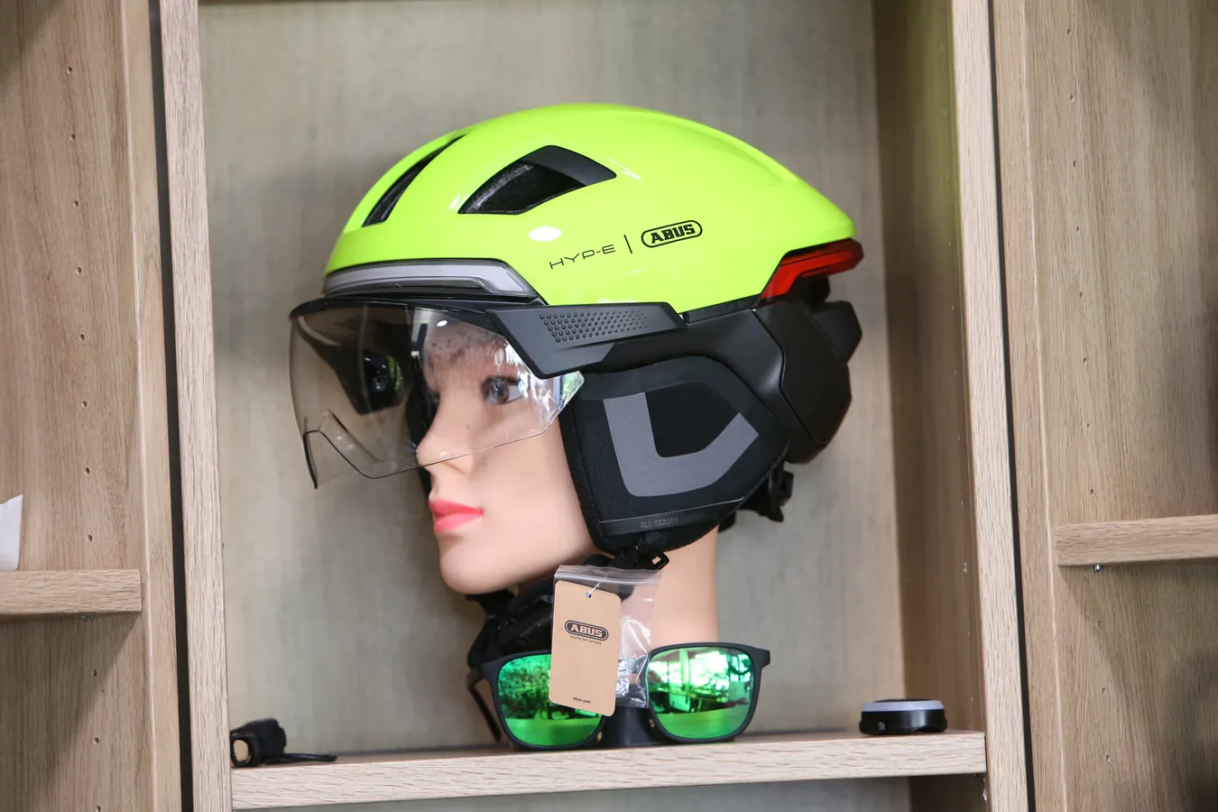 ABUS-Fahrradhelm mit Visier im Verkaufsregal