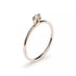Filigraner Ring aus Roségold mit einem kleinen, rund gefassten Diamanten auf weißem Hintergrund.