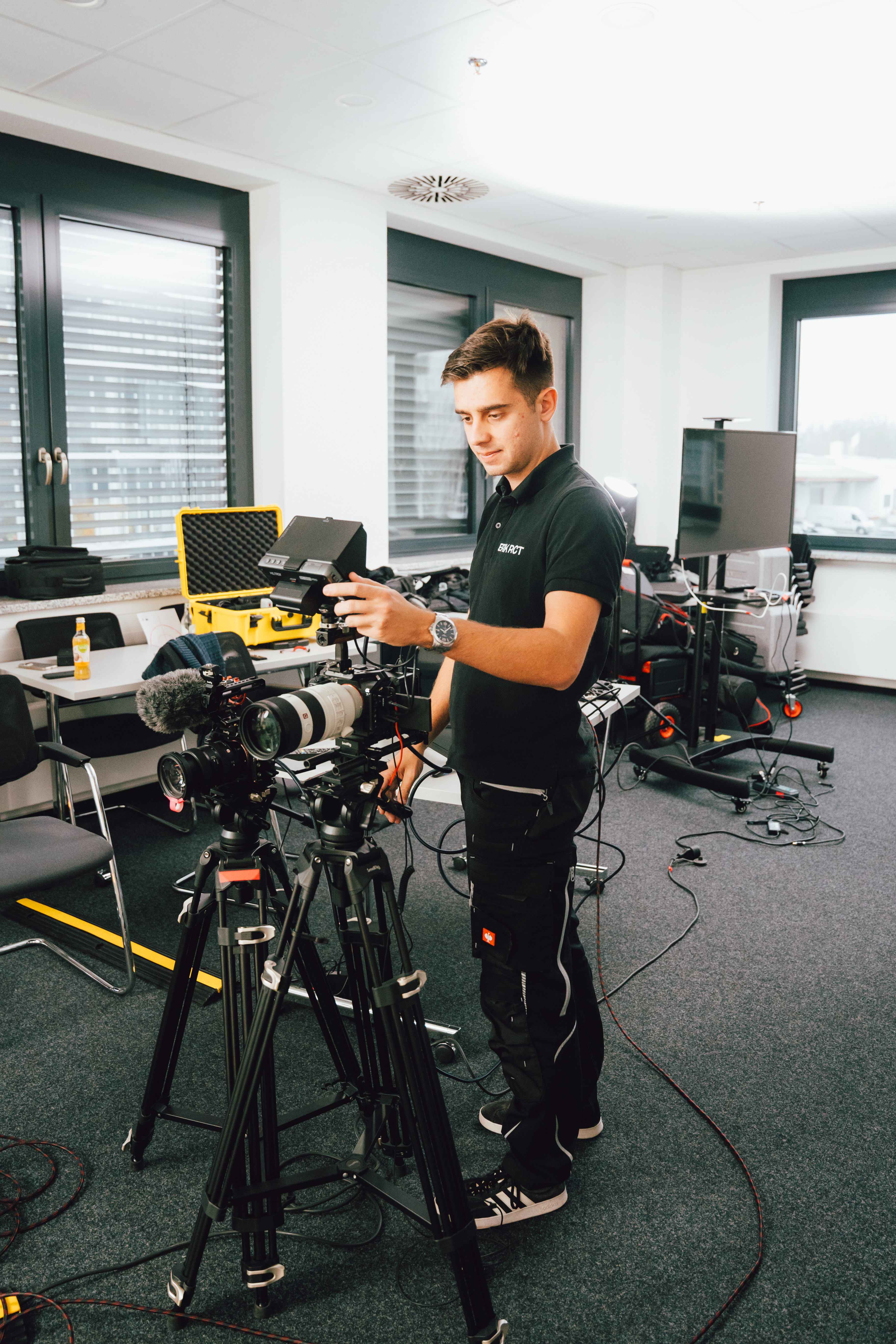 Team der Erik RCT Filmproduktion beim Videodreh in einem Unternehmen in Frankfurt