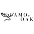 Schwarzes Logo mit Elchkopf und Text „AMO & OAK“ auf dunkelgrünem Hintergrund.