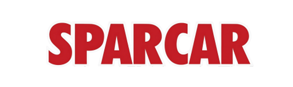 Roter Schriftzug „SPARCAR“ mit weißem Rand auf dunkelgrünem Hintergrund.
