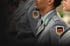 Nahaufnahme von Soldaten in grauen Uniformen mit Orden und Abzeichen.