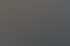 Eine Pflegekraft unterstützt einen älteren Mann beim Gehen mit einer Gehhilfe in einer Wohnung.
