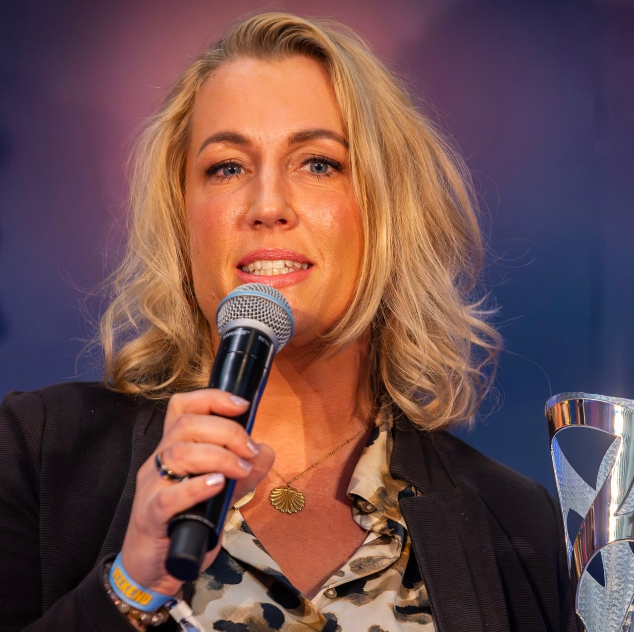 Nathalie Ries nachdenklich am Tisch