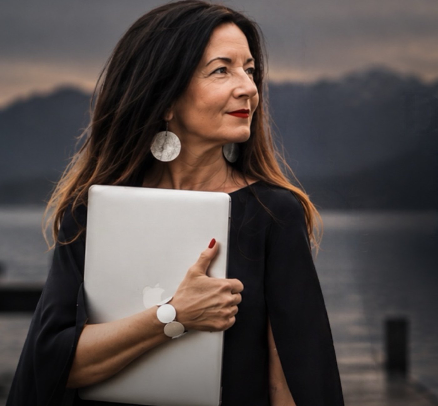 Manuela Reudink am See, mit Laptop im Arm