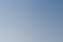 Ein Vorhängeschloss vor einem blauen Himmel mit Wolken
