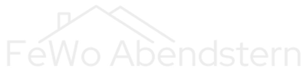 Weißer Text "FeWo Abendstern" mit stilisiertem Hausdach über dem Text auf grünem Hintergrund.