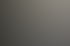 Ein Maler hockt und streicht eine weiße Wand. Eine Leiter steht im Hintergrund.