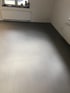 Graue Bodenbeschichtung in einem hellen Raum in Heidenheim