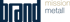 Brand Mission Metall Logo in Dunkelblau und Beige auf grünem Hintergrund.