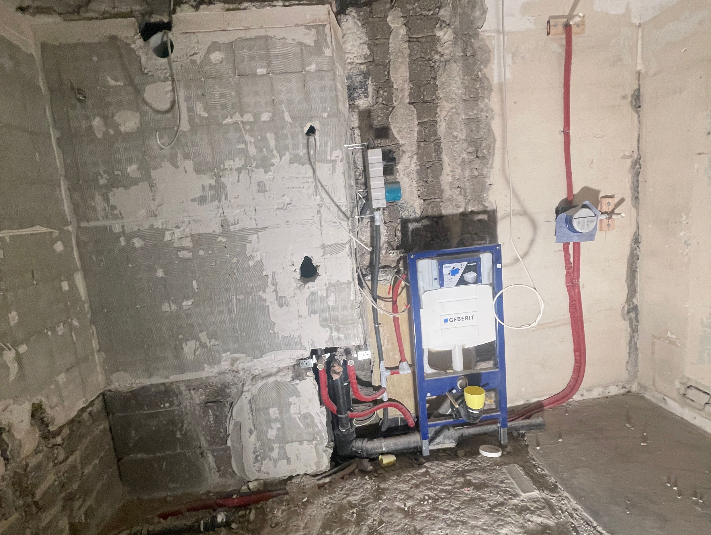 Rohbau eines Badezimmers während der Badsanierung mit installierten Versorgungsleitungen