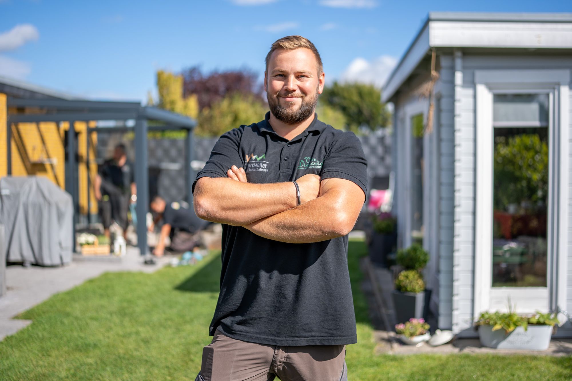 Bauleiter der vom Wiesental GmbH in einem fertig gestalteten Garten