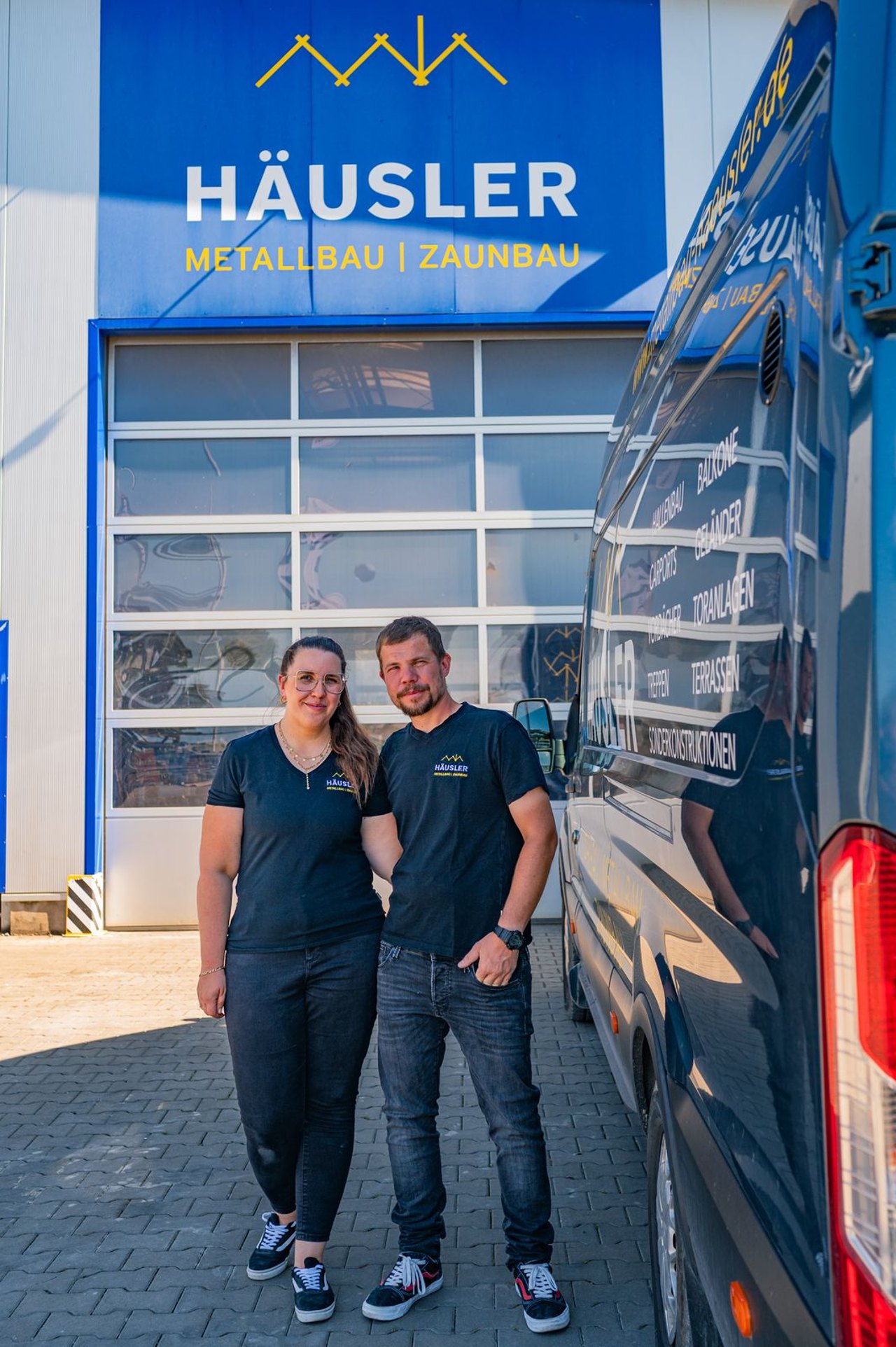 Das Häusler-Team vor der Werkhalle am Fährweg in Thüngersheim
