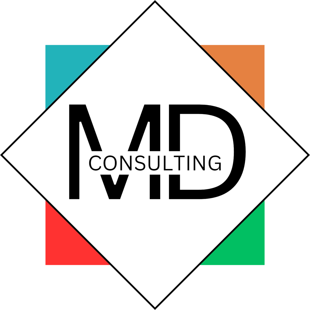 Schwarzes MD CONSULTING-Logo auf grünem Hintergrund mit vier farbigen Quadraten hinterlegt.
