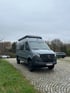 Mercedes Sprinter Campervan mit festem Hochdach auf gepflastertem Stellplatz – kompakter Ausbau für autarkes Reisen, ideal für individuelle Campingurlaube
