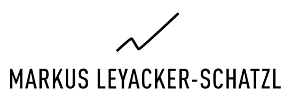 Logo mit dem Text "MARKUS LEYACKER-SCHATZL" und einem schwarzen Zickzack-Pfeil nach oben.