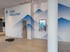 Moderner Innenraum mit dem Schriftzug Hallo München und blauen Berg-Grafiken an der Wand.