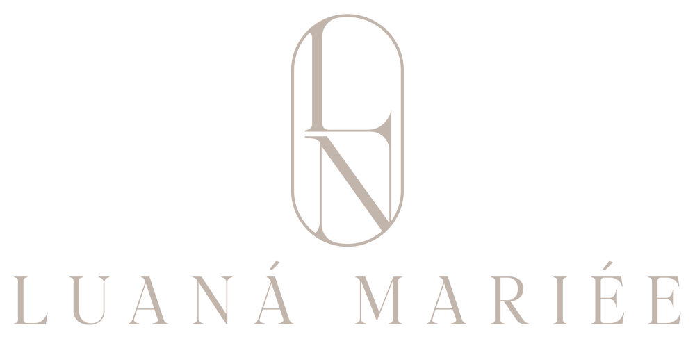 Logo in Beige mit den Initialen LM in einem Oval über dem Schriftzug LUANÁ MARIÉE.