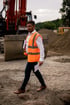 Christian Roßmann trägt Baupläne und Unterlagen auf einer Baustelle.