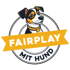 Schwarz-braun-weißer Hund mit gelbem Halsband und Knochenanhänger über gelbem Band mit "FAIRPLAY" und "MIT HUND".