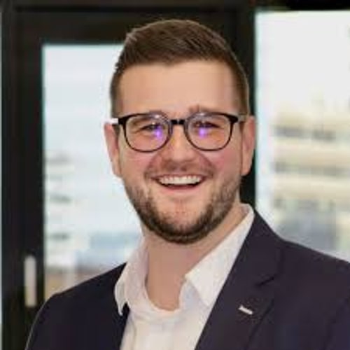 Porträtfoto von Janick Dennebaum, Debeka, Bereich New Work und agile Organisationsentwicklung