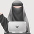 Eine Frau in einem Niqab sitzt vor einem Laptop mit einem Herzsymbol.