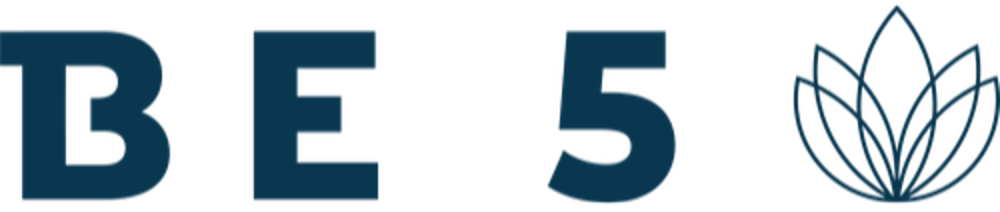 Text "BE5" und ein Lotusblumen-Symbol, in dunkelblauer Schrift auf dunkelgrünem Hintergrund.