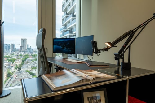 Arbeitsplatz mit Skyline-Blick