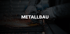 Ein Arbeiter in Handschuhen schleift Metall, Funken fliegen, mit dem Wort "METALLBAU" in der Mitte.