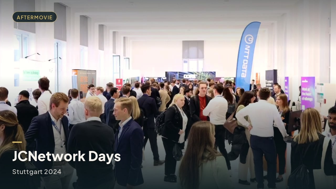 Aftermovie-Vorschaubild der JCNetwork Days 2024 in Stuttgart: Teilnehmende im Foyer zwischen den Ausstellerständen
