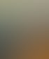 Frau mit blonden Haaren und einem dunkelblauen Pullover mit nordischen Mustern sitzt an einem Holztisch.
