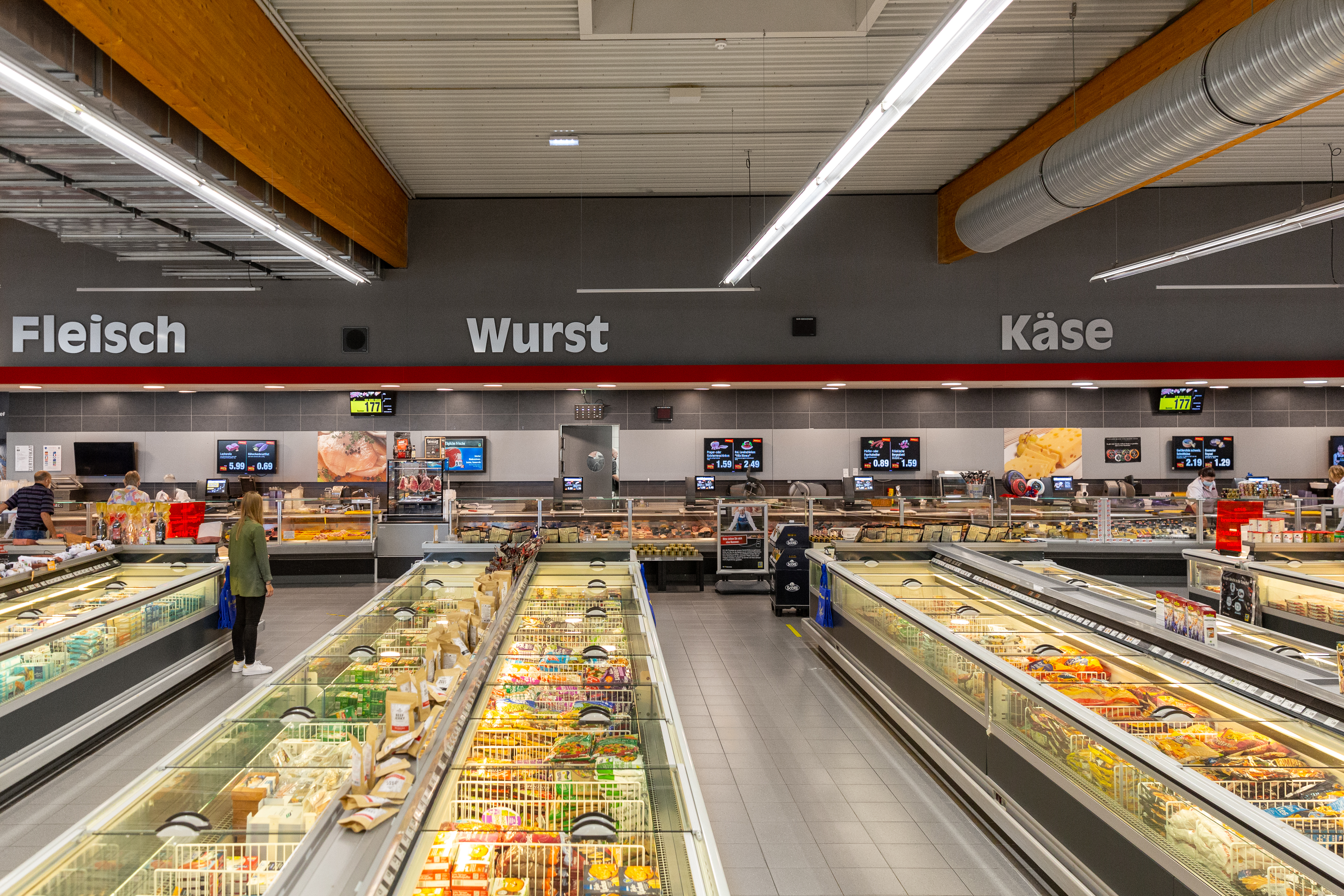 Menschen in einem Filial-Arbeitsumfeld