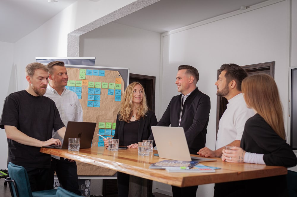 Das Team bespricht ein Kanban-Board