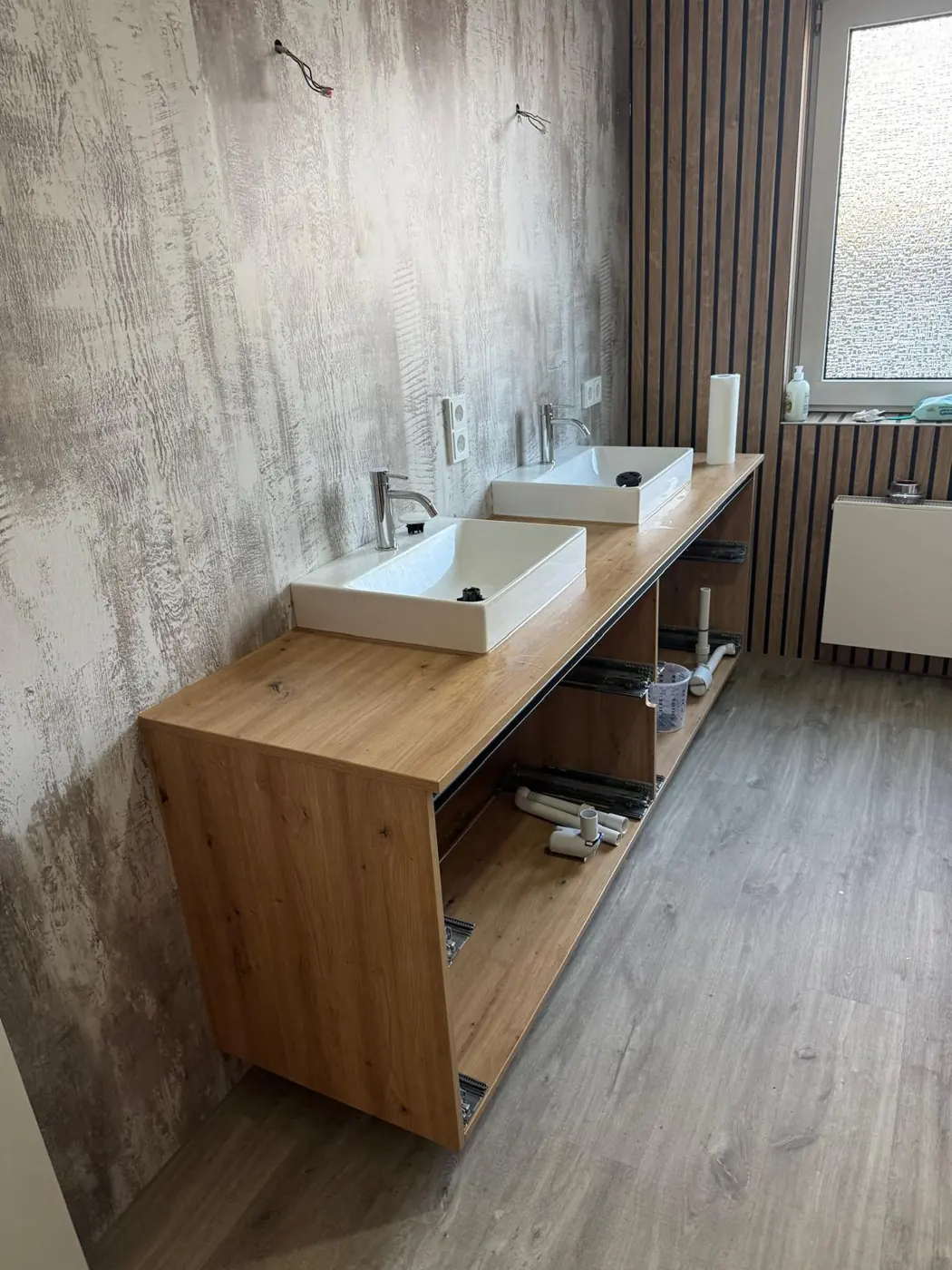 Waschtisch-Unterschrank im Aufbau, offener Korpus mit zwei Aufsatzbecken
