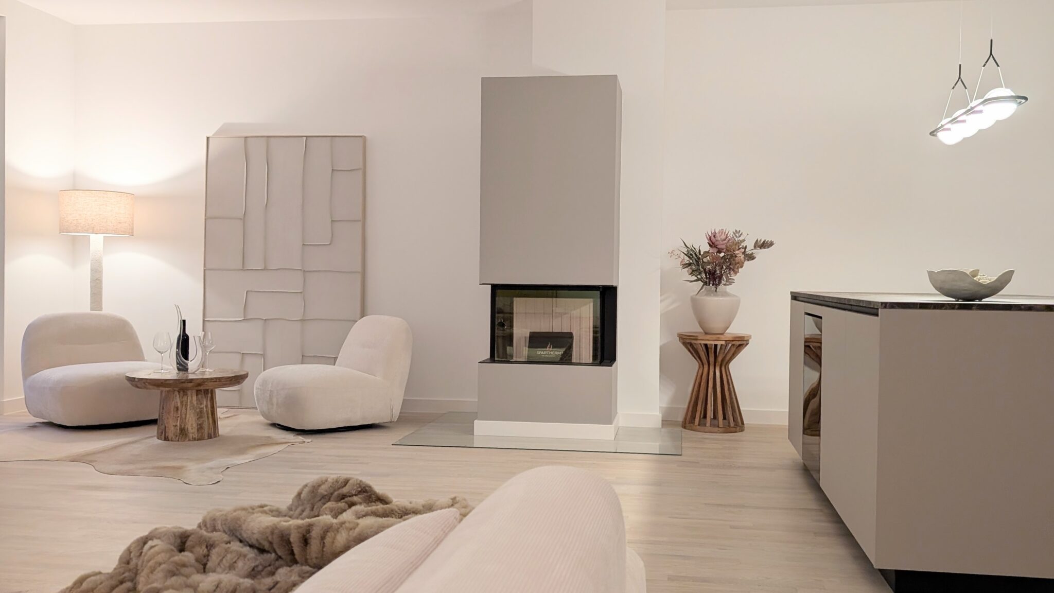 Hochwertig inszeniertes Wohnzimmer einer Musterwohnung