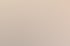 Eine schwangere Frau schaut mit einer Apothekerin in einer Apotheke eine Broschüre an.