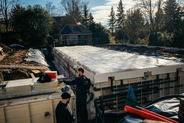 POOL+HOME Team installiert ein Fertigbecken in der Baugrube