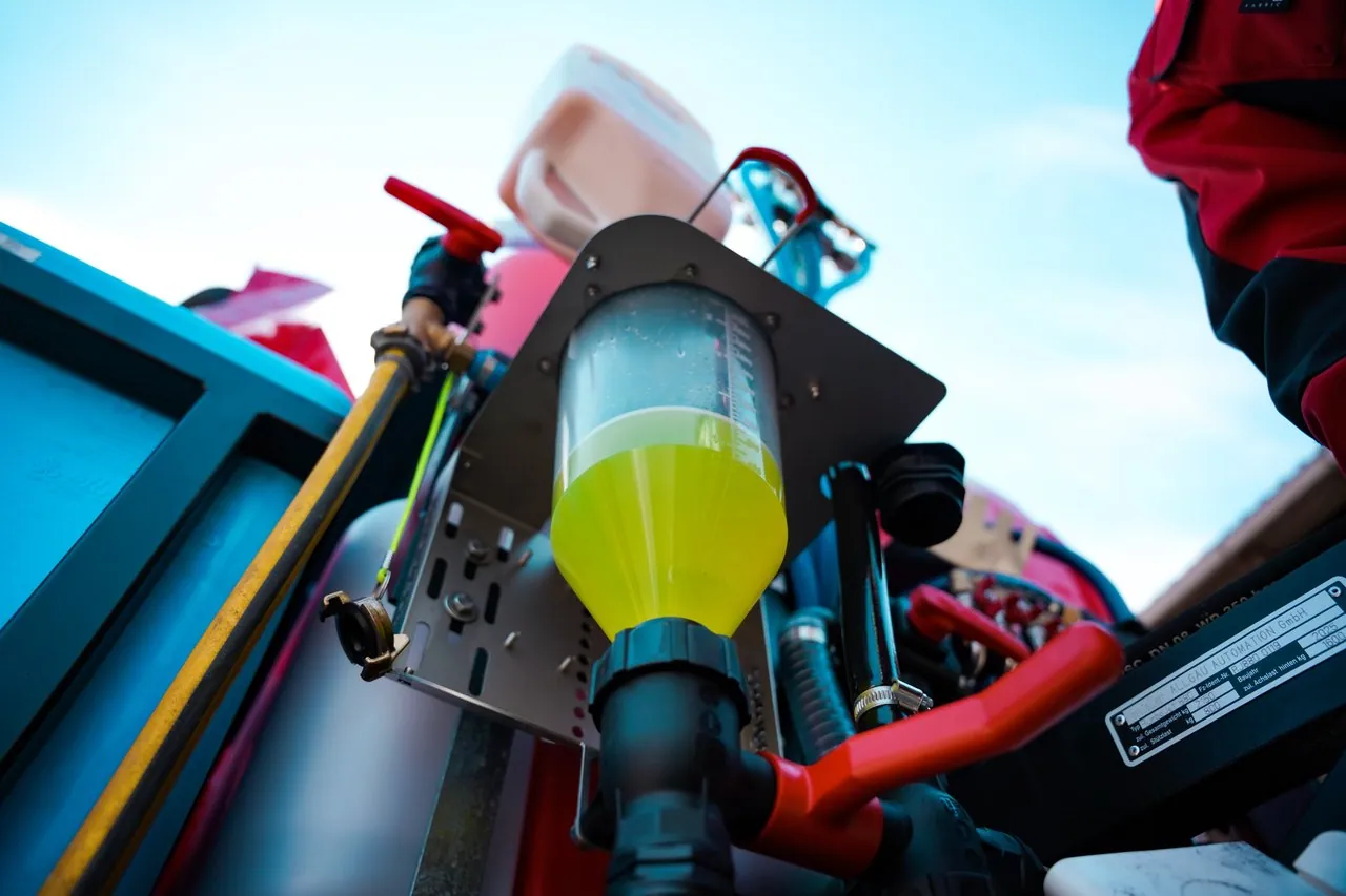 Zylinder und Tank der Maschine im Detail
