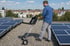 Flachdach mit Photovoltaik-Anlage, zwischen deren Modulreihen gemessen wird